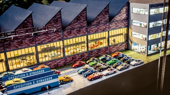 Frente al modelo a escala