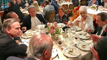 Mesa Principal. De espaldas Eduard Camaño, Miguel Angel Pichetto, Alberto Pierri (semi tapado), Eduardo y Chiche Duhalde, Graciela Fernández Meijide y Ricado Alfonsín