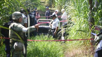 Agentes de policía investigan el