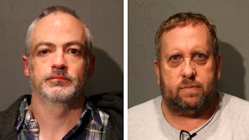 Wyndham Lathem, a la izquierda,