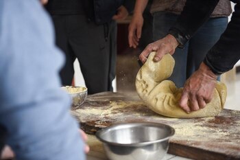 Un granjero local amasa una