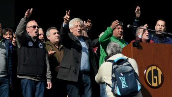Juan Carlos Schmid, Julio Piumato, Pablo Moyano y Omar Plaini en el escenario principal (Nicolás Stulberg)
