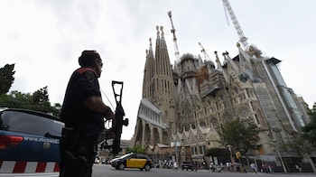 Un policía resguarda la Sagrada