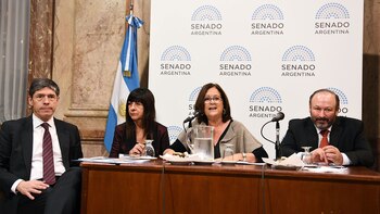Marta Varela junto a Diana Conti y Juan Manuel Abal Medina