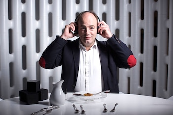 El profesor Charles Spence asistió