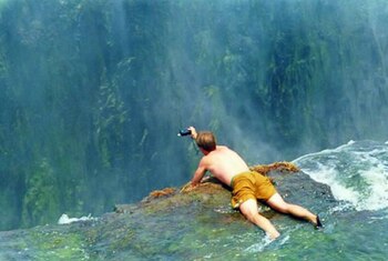 Los turistas firman un contrato