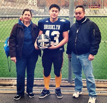 Kevin Eng con sus padres,