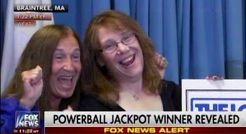 Mavis, jubilosa mientras le entregan