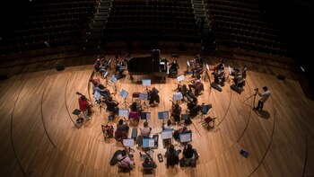 Lavandera dirigiendo el ensayo de