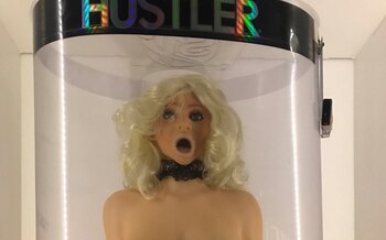 En la exhibición con objetos