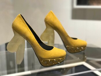 Zapatos diseñados por la artista