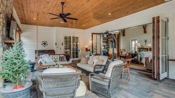 Posee cinco dormitorios, cuatro baños,