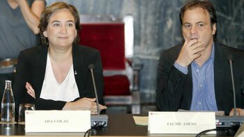 La alcaldesa Ada Colau, junto