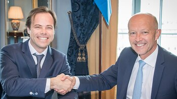 El representante de YPF rubricó