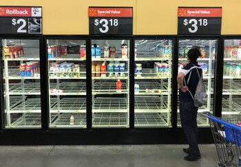 Los supermercados quedaron vacíos ya que la gente se aprovisionó para estar preparados frente al huracán. (REUTERS)