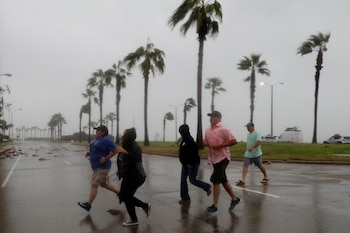 Un grupo de personas escapa a un refugio en Corpus Christi, Texas. (REUTERS/Adrees Latif)