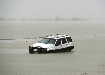 Un auto sumergido bajo el agua (AFP)
