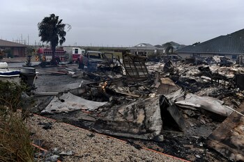 Una casa quemada tras el paso del huracán Harvey en Corpus Christi, Texas el 25 de agosto de 2017 (AFP)