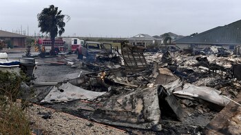 Una casa incendiada tras el
