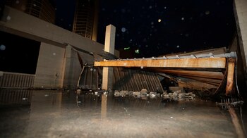 Un garage derrumbado en el centro de Corpus Christi, Texas (AP)