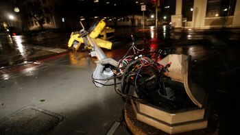 Cablews eléctricos quedan al descubierto tras la caída de un semáforo en Corpus Christi, Texas (AP)