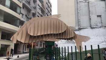 Sobre las rejas de la