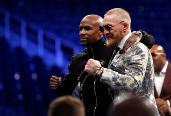 Floyd Mayweather y Conor McGregor, abrazados