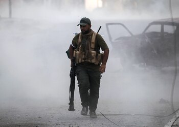 Un miliciano chiita en medio