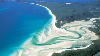 Estas islas se ubican en la Gran Barrera de Coral, y su playa más fascinante y conocida es la Whitehaven Beach (istock)