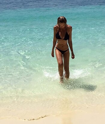 Marcela Baños en la playa