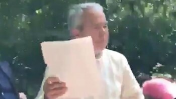 Samuel Moncada trata de tapar