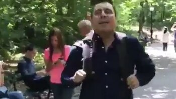 Un funcionario chavista encara a