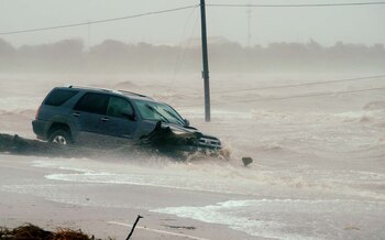Cientos de autos quedaron varados en el agua (Reuters)