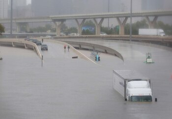 Las calles quedaron completamente tapadas por el agua en Houston (Reuters)