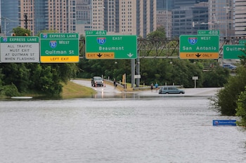 Un auto se detiene ante la inundación (Reuters)