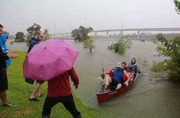 Otro también utiliza kayaks para movilizarse (Reuters)