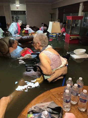 Impactante imagen de las habitantes de un asilo tapadas por el agua