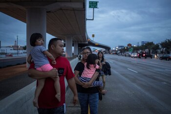 Una familia escapando en Houston (Reuters)