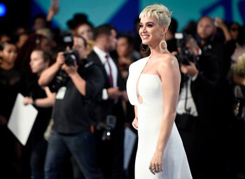 Sus accesorios metalizados -aros y