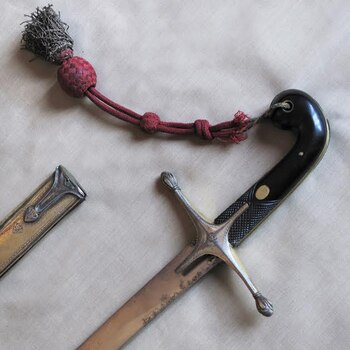 Detalle del sable corvo de