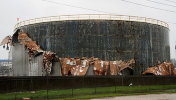 Un tanque de petroleo dañado