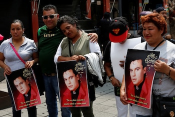 Seguidores del cantante con sus fotos (REUTERS/Carlos Jasso)