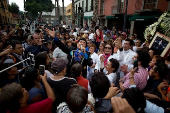 Otro imitador de Juan Gabriel en la Plaza Garibaldi (AP Photo/Eduardo Verdugo)