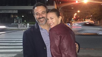 Andrea Bursten y su novio,
