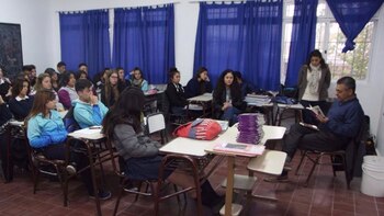 Clases en una escuela secundaria (Imagen de archivo)