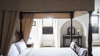 Además se encuentra amueblada con