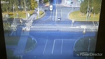 La madre y el hijo cruzaron bien la calle