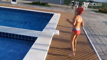 La niña camina hacia la piscina