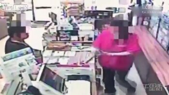 La cajera simuló cooperar con