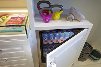 Pesas, toallas y el frigobar,